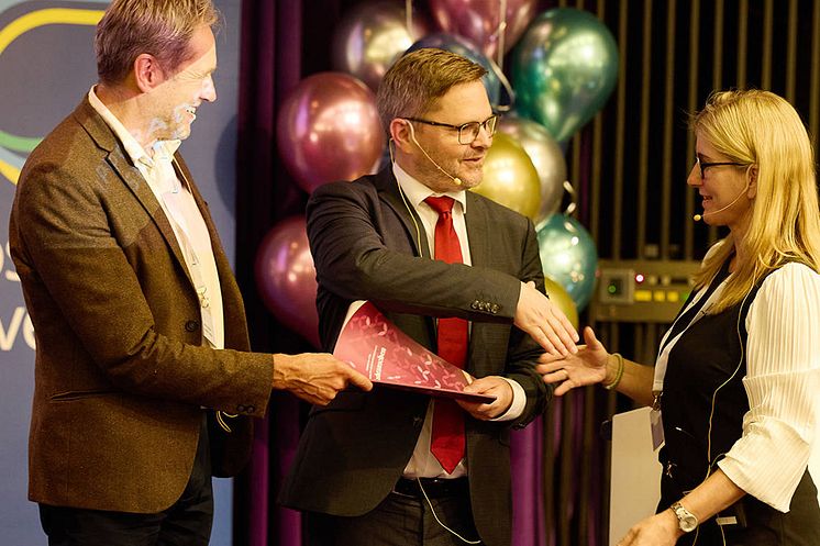 Daniel Liljeberg, statssekreterare hos energi- och näringsminister Ebba Busch tar emot gasbranschens uppgraderade färdplan. Foto: Pia Nordlander