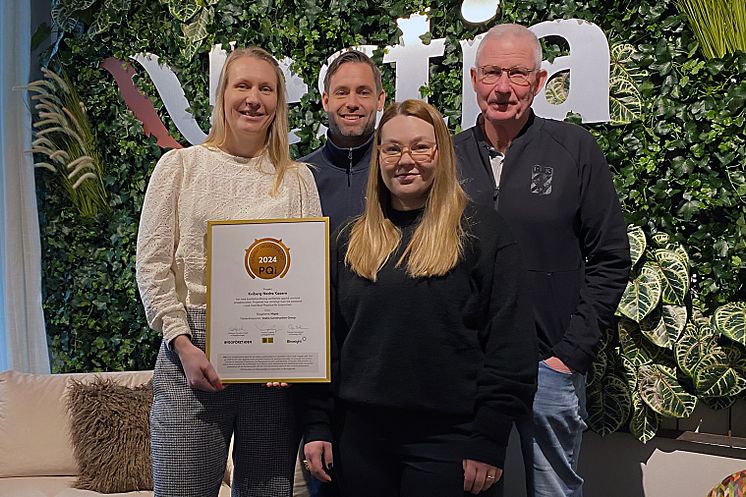 Stolta mottagare av kvalitetsutmärkelsen PQi – Utmärkt Projektkvalitet. Fr v Madeleine Wennerström, projektchef Higab; Robert Börjesson, platschef Vestia; Emilie Granieri, projektledare och Kalle Karlsson, projektledare båda från protek för Higab