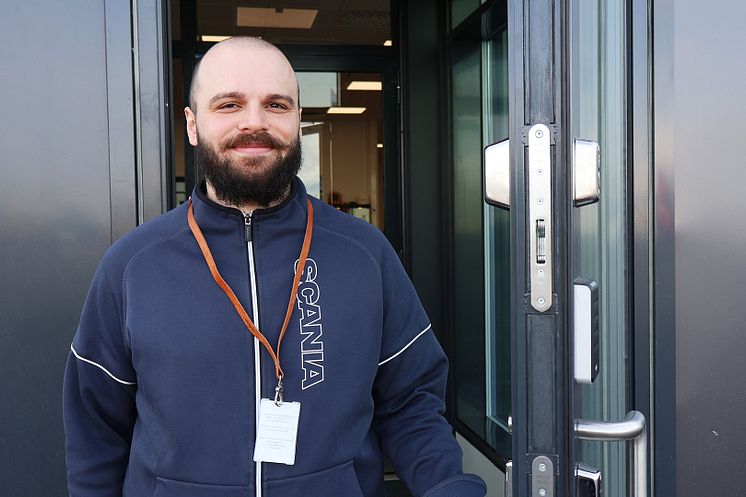 ”Pidän työstäni, sillä pääsen omalla panoksellani luomaan entistä turvallisempaa ja terveellisempää työympäristöä kaikille Scanialaisille!" Kertoo Faton Ruka.