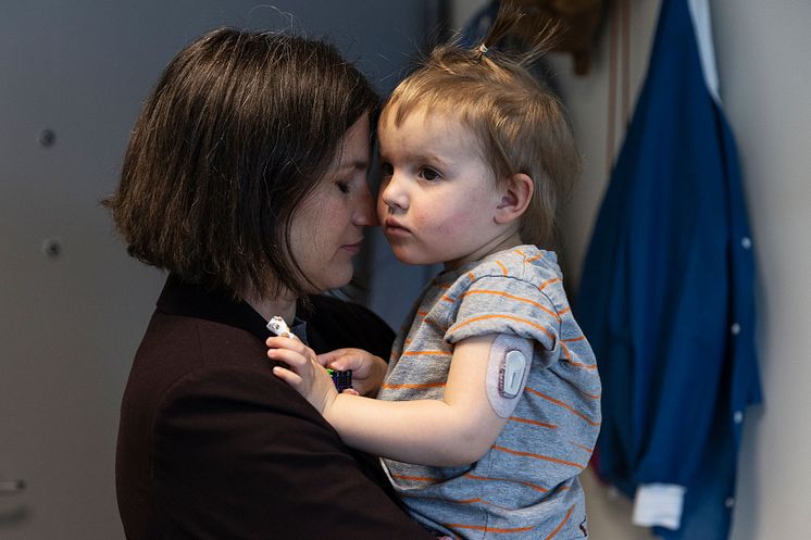 Mamma kramar sin dotter med typ 1-diabetes