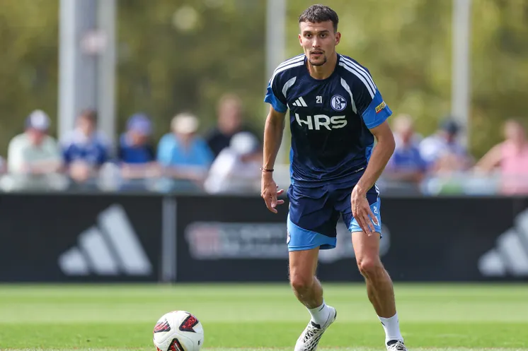 Dejan Ljubičić hat beim Training den Ball vor sich.