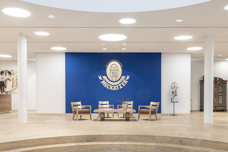 Foto: LTS Licht & Leuchten GmbH. Meckatzer Löwenbräu, Heimenkirch. Die Kommunikationszentrale im Verwaltungsgebäude der Brauerei ist zugleich der architektonische Mittelpunkt – atmosphärisch inszeniert durch gezielte Lichtplanung.