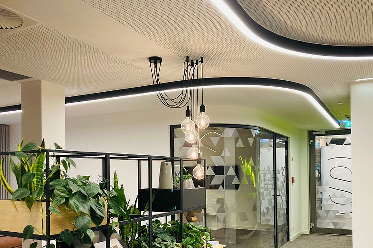 Photo: Astrid Weißenfeld. vr more branch office in Heide – Lichtkanal Curved follows the architectural lines of the space.