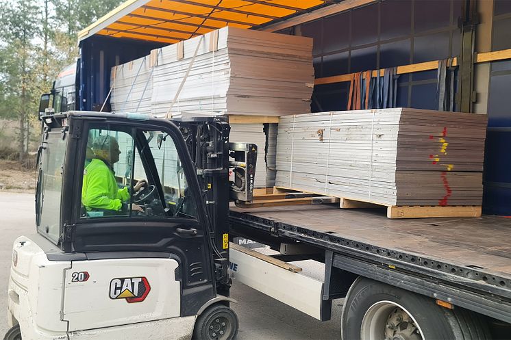 Gamla solcellspaneler lastas på en lastbil för transport till återvinning