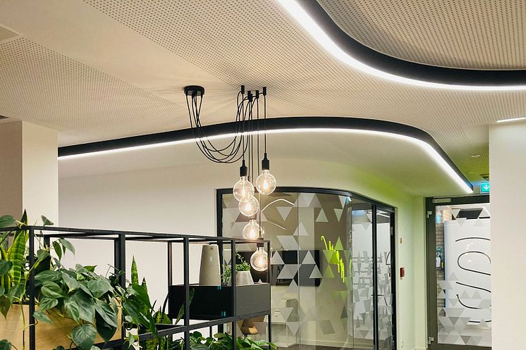 Foto: Astrid Weißenfeld. vr more Bankfiliale in Heide, Lichtkanal Curved folgt der architektonischen Raumlinie.