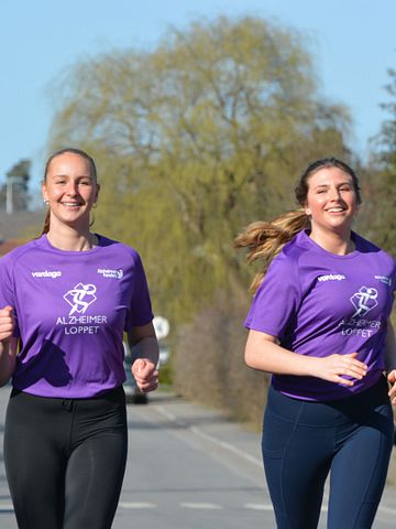 Cajsa och Vendela springer mot Alzhiemers sjukdom. Foto: Lotta Rosenberg-Linnér