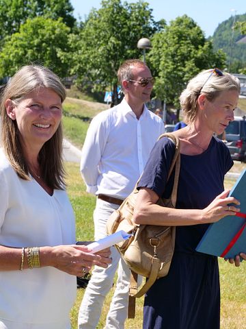 Lene Conradi (ordfører i Asker kommune),  Kenneth Fredriksen (administrerende direktør i Findus) og Rebekka de Leon (Passion for Ocean) under åpningen av kunstinstallasjonen på Hvalstrand Bad.