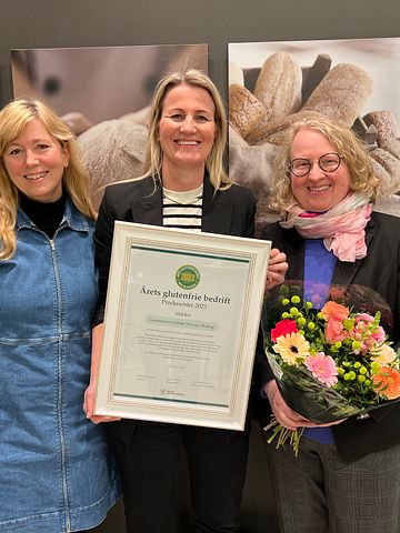 Her mottar markedssjef i Hatting, Elin Renbjør, utmerkelsen "Årets glutenfrie bedrift - Produsenter 2023" fra konstituert generalsekretær Lise Friis Pedersen (t.h) og redaktør i Norsk cøliakiforenings medlemsblad glutenFRI, Tone Nyvold.