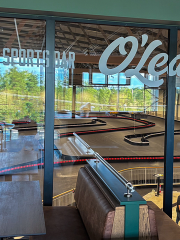 På O'Learys Racehall Tumba kommer man ha full överblick av vad som händer på banan genom ett stort panoramafönster mitt i restaurangen