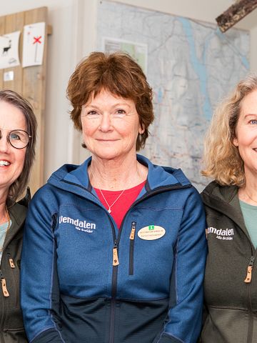 Anna-Lena, Anita och Susanne jobbar i Turistinformationen på Vemdalsskalet.