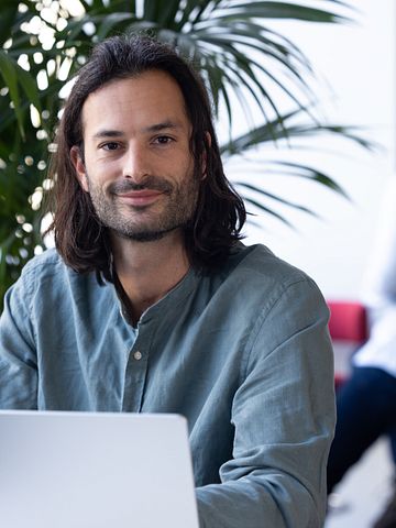 Beitragsservice-Sachbearbeiter Michael erklärt, wann und wie Sie eine Befreiung oder Ermäßigung beim Rundfunkbeitrag beantragen können.