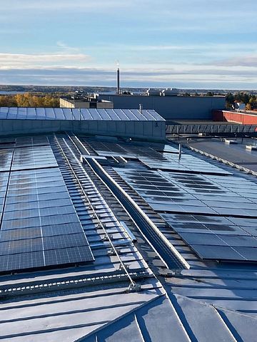 Företag och fastighetsägare har fortsatt valt att investera i solenergi och energilagring under 2024. 