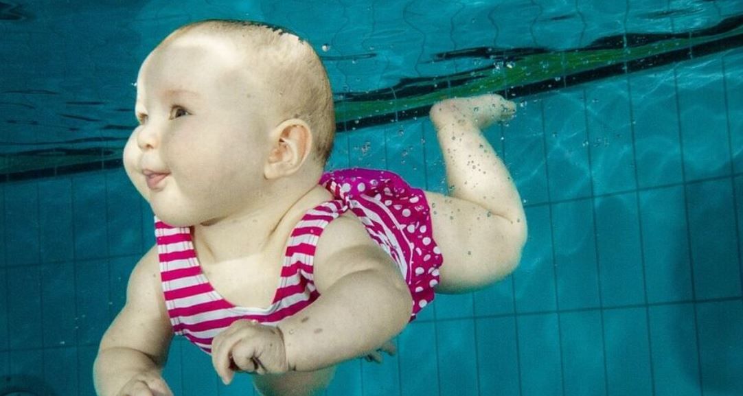 Ребенок под водой. Младенец плавает. Ребенок поплыл. Дети в бассейне. Плавание дети.