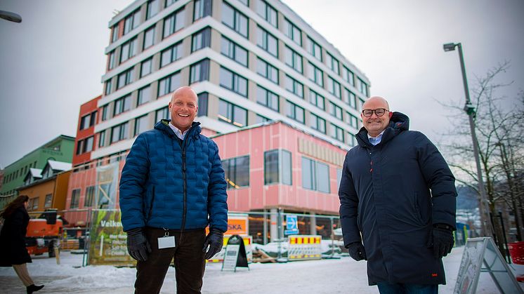 Kolbjørn Stuvebakken og Hakon Lærum fyller opp Kontorhuset som skal inn på The Square på Strømsø i Drammen sommeren 2022. Foto: Drammen Live24.