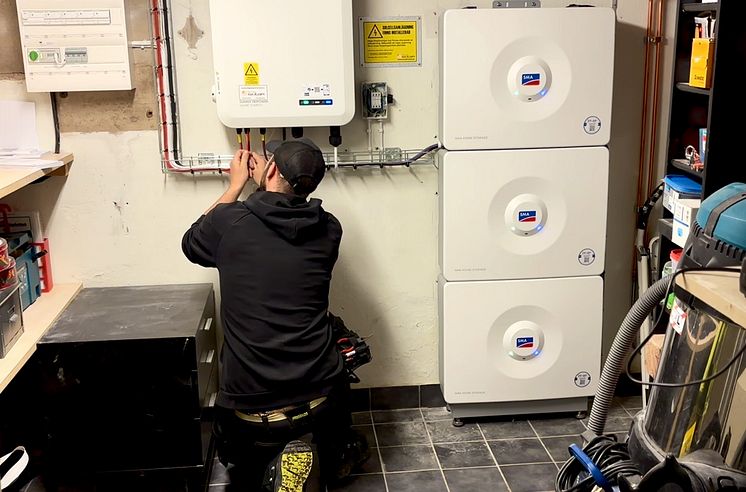 Familjen Sjöstedts villa med 28 solpaneler på taket och tre batterier för effektiv energilagring. 