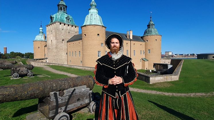 Skådespelaren och historieguiden Christian Dywik ger guidade turer på teckenspråk på Kalmar Slott.
