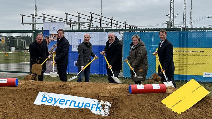 Spatenstich für die neue Stromleitung mit Bürgermeister Christian Nerb, Regierungspräsident Rainer Haselbeck, Bayernwerk-Chef Egon Westphal, Landrat Martin Neumeyer, Bürgermeisterin Birgit Steinsdorfer und Bernd Igelbüscher, Projektleiter (v.l.)