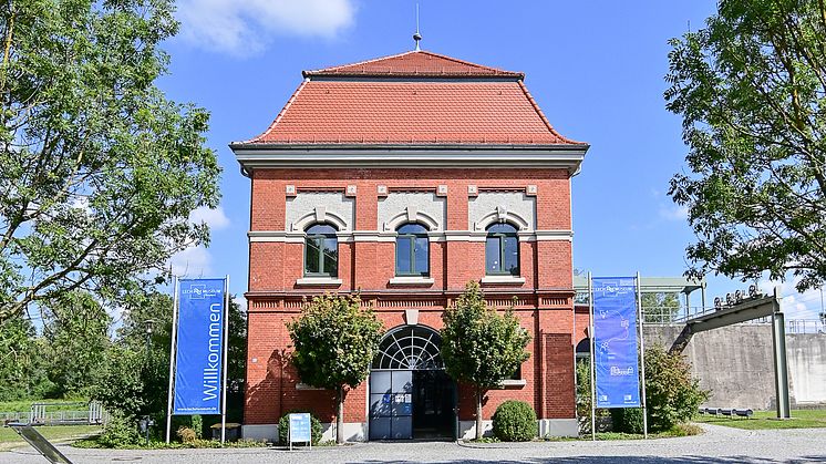 Das Lechmuseum Bayern befindet sich im historischen Wasserkraftwerk Langweid, das seit 1907 Strom produziert und bis heute Energie für die Region liefert.