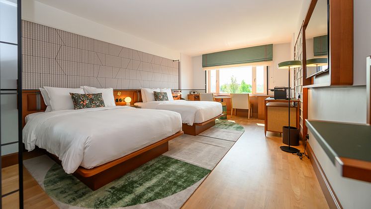 Ett nyrenoverat ljust  hotellrum med två sängar