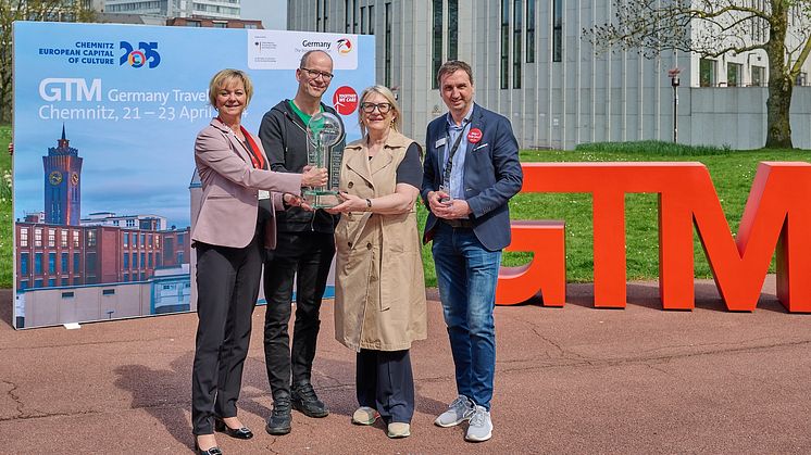 GTM-Pokalübergabe: Veronika Hiebl, Geschäftsführerin TMG Sachsen mbH, Sören Uhle, Geschäftsführer Chemnitzer Tourismusgesellschaft CWE, Petra Hedorfer, Vorstandsvorsitzende DZT e. V. und Richard Röhrhoff, Geschäftsführer Essen Marketing GmbH (vlnr)