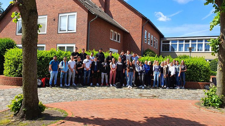 Schüler*innen und Schüler der Berufseinstiegsschule Klasse 2 der Adolf-Kolping-Schule in Lohne zusammen mit den Studierenden der Universität Vechta.