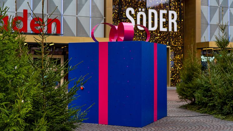 En gigantisk julklapp har landat på Mäster Palms Plats. Klappen med det hemliga innehållet ska delas ut till en Helsingborgare som varit extra snäll i år.