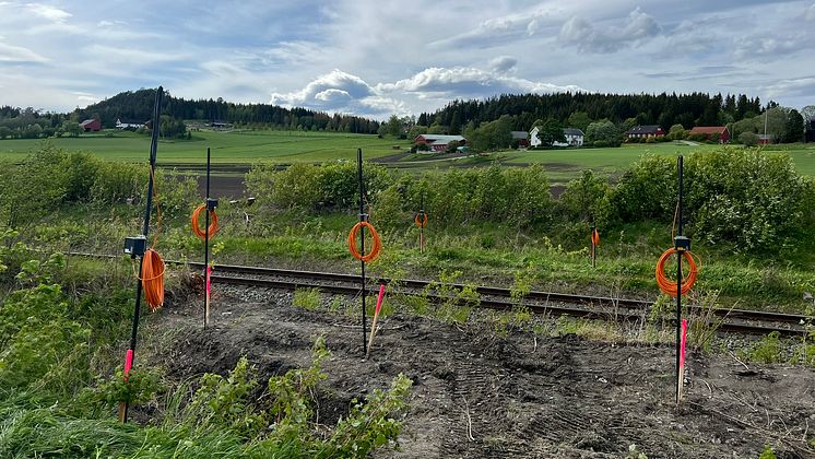 Titalls poretrykksmålere er installert for overvåking av grunnstabilisering for krysningsspor på Trønderbanen.
