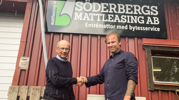 Carl-Johan Björkman skakar hand med Roger Söderberg efter förvärvet.