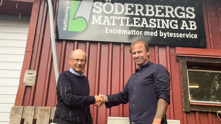 Carl-Johan Björkman skakar hand med Roger Söderberg efter förvärvet.