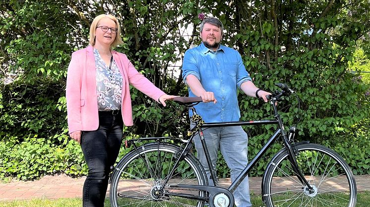 Beata Punte und Alexander Kunz werben für die Klima-Radtour. Foto: Diers