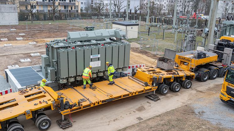 Trafolieferung im Umspannwerk in der Regensburger Lilienthalstraße