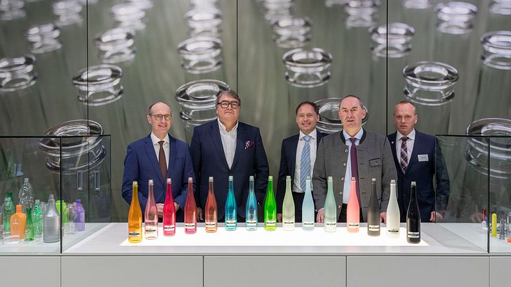 Die Geschäftsleitung von Wiegand-Glas stellt mit dem Bayernwerk und dem Bayerischen Wirtschaftsminister den Netzanschluss-Vertrag vor.