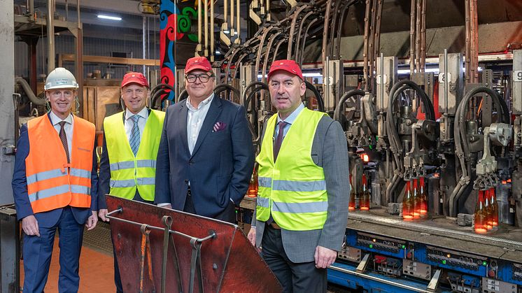 Wiegand-Glas: Bayernwerk-Vorstandsvorsitzender Egon Leo Westphal und Staatsminister Aiwanger besichtigen die Produktion.