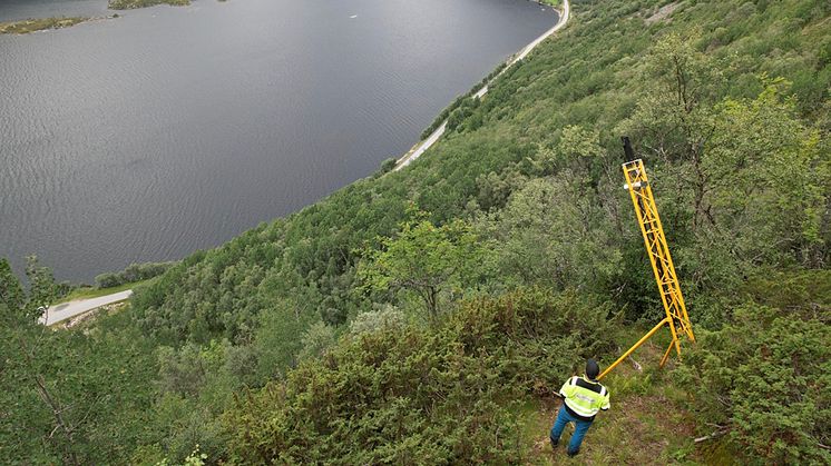 Tinnsjøveien og Lauvjuv (se bildet) sikres med Cautus Geos nyutviklede geofon og akselrometer-anlegg for automatisk overvåkning og varsling.