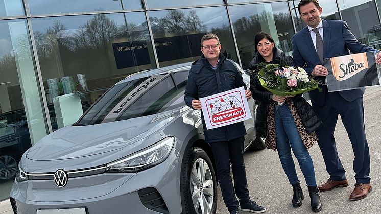 25 Jahre Fressnapf Österreich: Glückliche Gewinnerin fährt mit neuem VW ID.4 nach Hause.