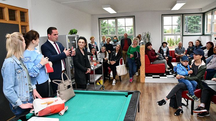 Vechtas Bürgermeister Kristian Kater zu Besuch im "Begegnungscafé". Foto: Volker Kläne