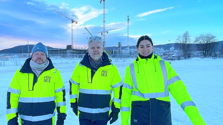 Geir Antonsen, Hans Fosshagen og Zahra Mekki i PROBEA AS har ansvar for prosjekt og byggeledelse for helseparken som blir nærmeste nabo til det nye sykehuset i Drammen. Foto: Drammen Helsepark AS