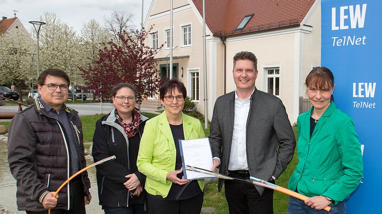 Kooperationsvertrag zum Glasfaserausbau in Ellgau: Breitbandpate Peter Matzky, Melanie Hundt vom Beratungsbüro Corwese, Bürgermeisterin Christine Gumpp, LEW TelNet-Geschäftsührer Jörg Steins und Anke Zitzelsberger von LEW TelNet (v.l.n.r.)