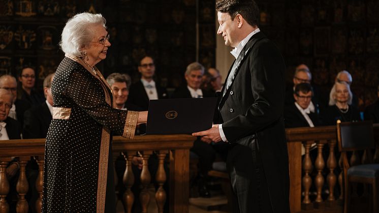 Prinsessan Christina, fru Magnuson, hedersledamot i Vitterhetsakademien delar ut pris till Olov Lund, Stockholm, vid Akademiens högtidssammankomst i Riddarhussalen. Foto: Eric Cronberg.