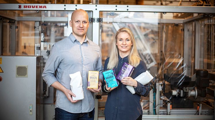 Joakim Svensson, Quality Engineer, och Madelene Breiling, Supply Chain Development Manager på Löfbergs med några av Löfbergs nya, banbrytande förpackningar.