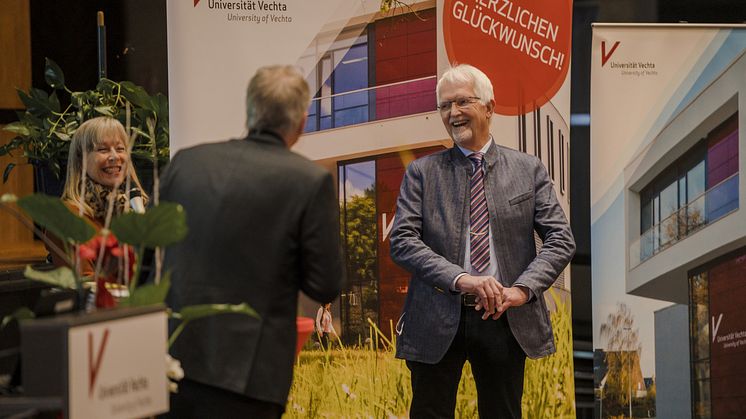 Zwei Vertreter*innen fördernder Institutionen bei der Vergabefeier 2021 des Deutschlandstipendiums: Dr.in Stephanie Abke, geschäftsführendes Vorstandsmitglied der EWE-Stiftung, und Dr. Franz-Josef Schmidt, Rotary Club Diepholz-Vechta.