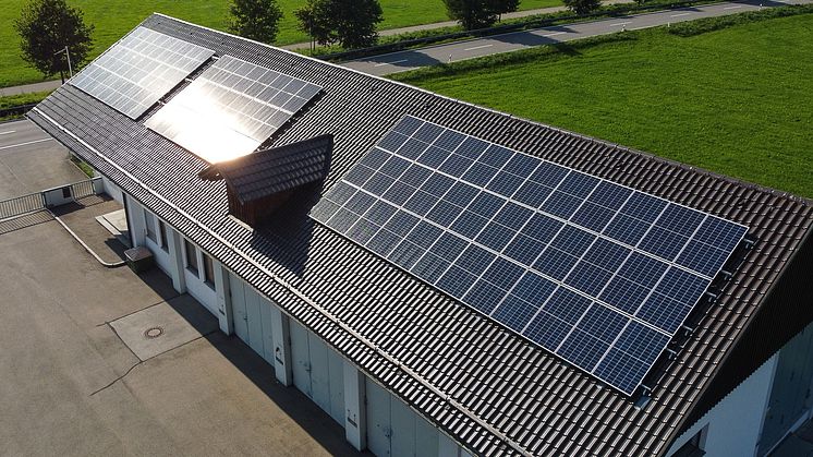 Mit der LEW Klimaschutzprämie werden kommunale Projekte, wie beispielsweise die Installation von PV-Anlagen, gefördert. Foto: Thorsten Franzisi / LEW