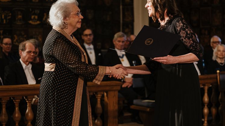 Prinsessan Christina, fru Magnuson, hedersledamot i Vitterhetsakademien delar ut pris till Katarina Kvennberg, lärare i historia på Katedralskolan i Lund, vid Akademiens högtidssammankomst i Riddarhussalen. Foto: Eric Cronberg.