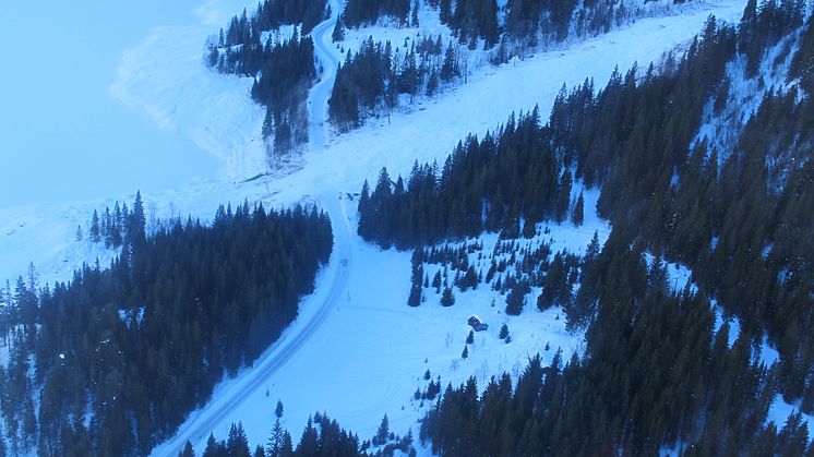I februar 2014 ble fylkesveien begravd av store snømasser. Skredet stoppet 100 meter ut på det islagte Byrtevatn. Foto: Audun Langelid/Vestfold og Telemark fylkeskommune.