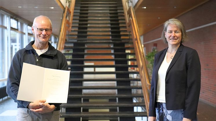 Edgar Telsemeyer erhält von Universitätspräsidentin Prof.in Dr.in Verena Pietzner die Urkunde zu seinem 25-jährigen Dienstjubiläum