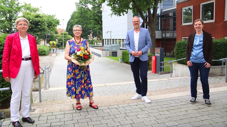 Bei der Verabschiedung (v.l.): Dr.in Marion Rieken, Vizepräsidentin für Personal und Finanzen, Gisela Spille, Dr. Niels Logemann, Leitung Kompetenzzentrum für regionale Lehrkräftefortbildung, und Dr.in Anna-Theresia Decker, Geschäftsführerin ZflB