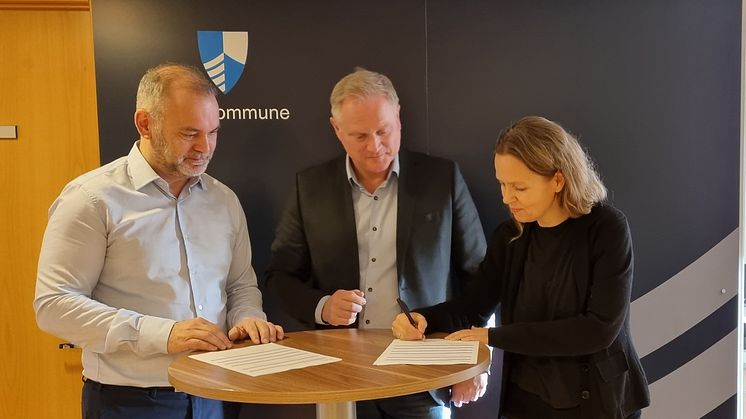 Ordfører Ola Teigen, Knut Løkkebø fra Multiconsult og Elin Heimark fra LINK Arkitektur signerte kontrakt. Foto: Kinn kommune