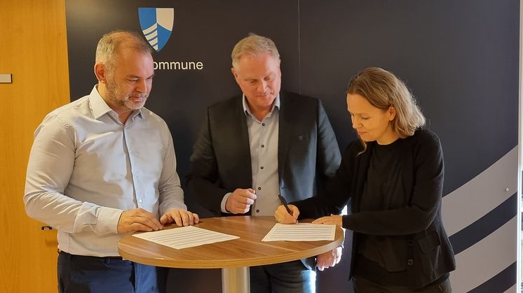 Ordfører Ola Teigen, Knut Løkkebø fra Multiconsult og Elin Heimark fra LINK Arkitektur signerte kontrakt. Foto: Kinn kommune