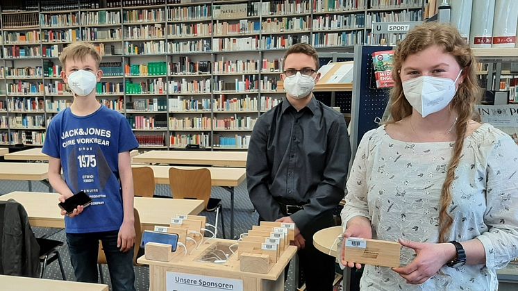 Eine solarenergiebetriebene Lademöglichkeit für Powerbanks in der Schulbibliothek haben Zehntklässler des Balthasar-Neumann-Gymnasiums in Marktheidenfeld realisiert und dafür den Bürgerenergiepreis Unterfranken 2021 erhalten.