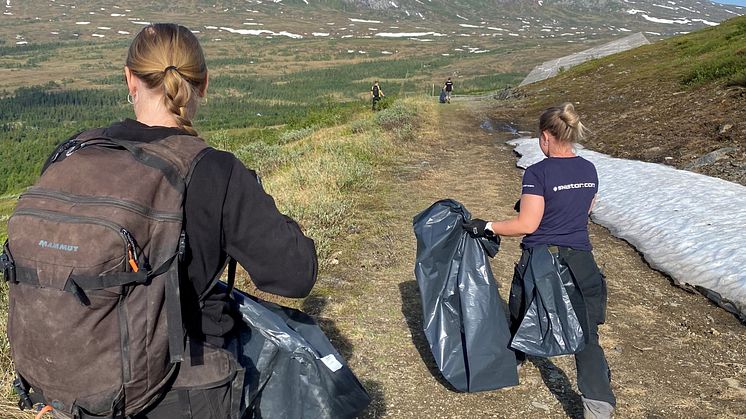 Fyrahundra av SkiStars medarbetare deltog i skräpplockningen och arbetet för en renare fjällvärld fortsätter nu även under sommarsäsongen.
